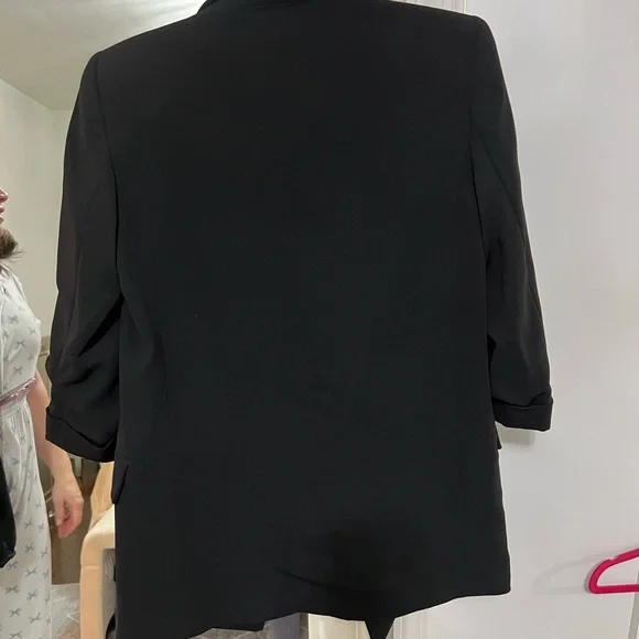 Zara Elegant Black Blazer with Buttoned Sleeves - Picture 3 of 3